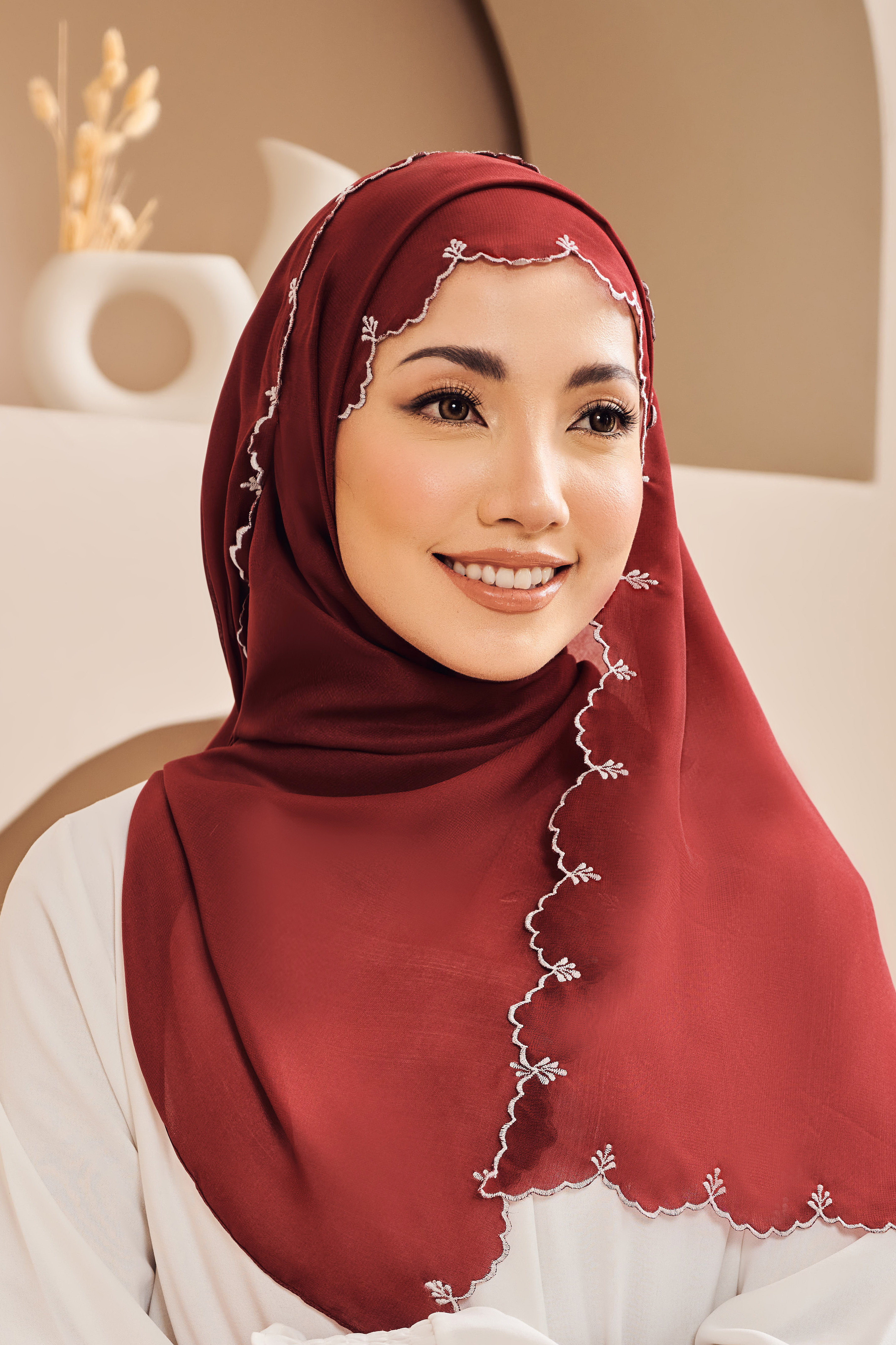 LELIA Sulam Shawl in Burgundy